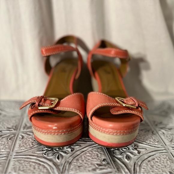 Clarks Corral/Tan Wedges with White Stitching and Ankle Buckle - Picture 2 of 4